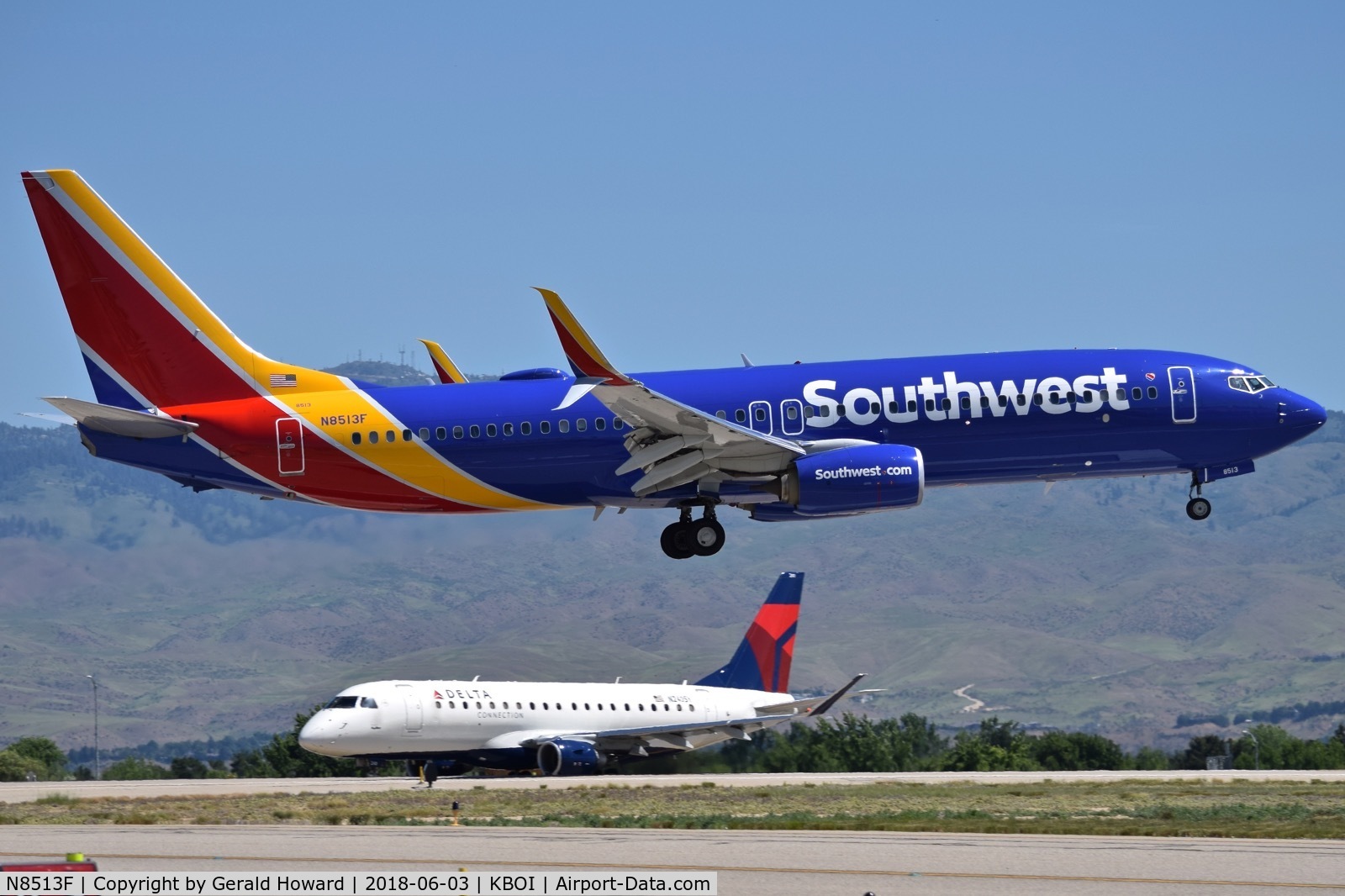 N8513F, 2016 Boeing 737-8H4 C/N 36976, Landing RWY 10R.