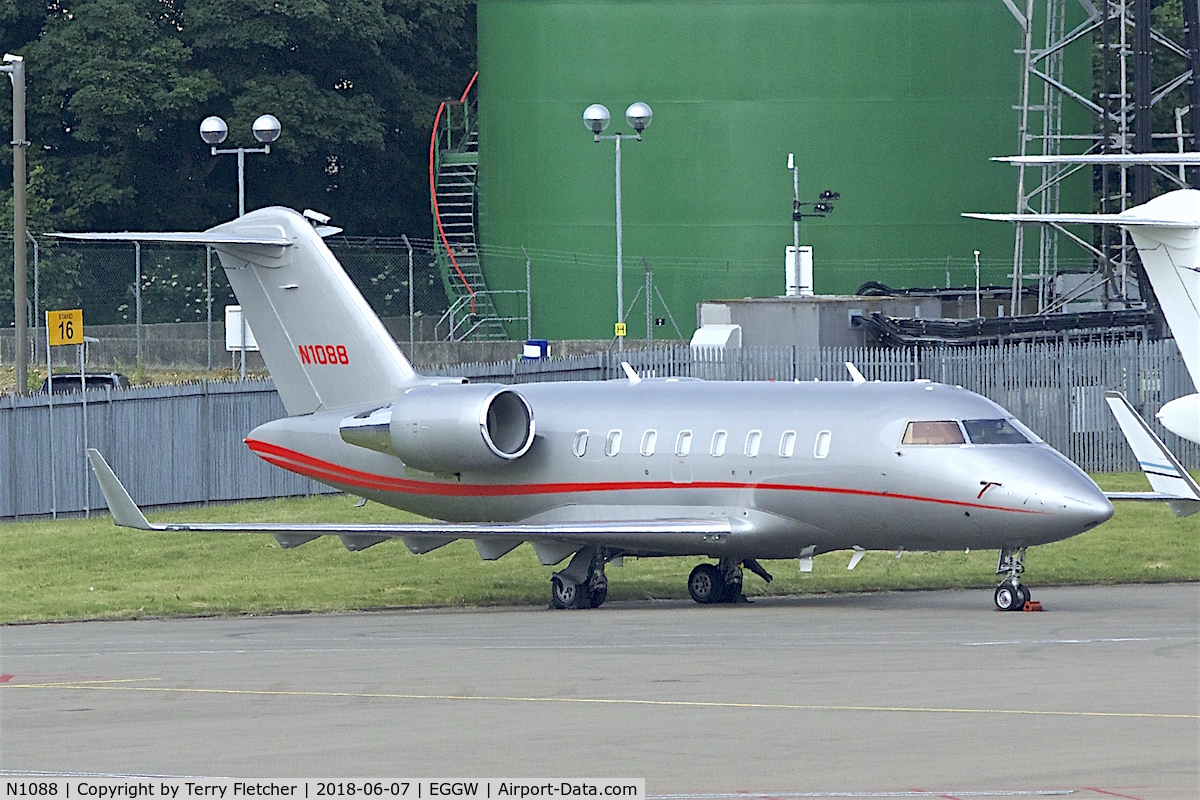 N1088, 2009 Bombardier Challenger 605 (CL-600-2B16) C/N 5798, At London Luton