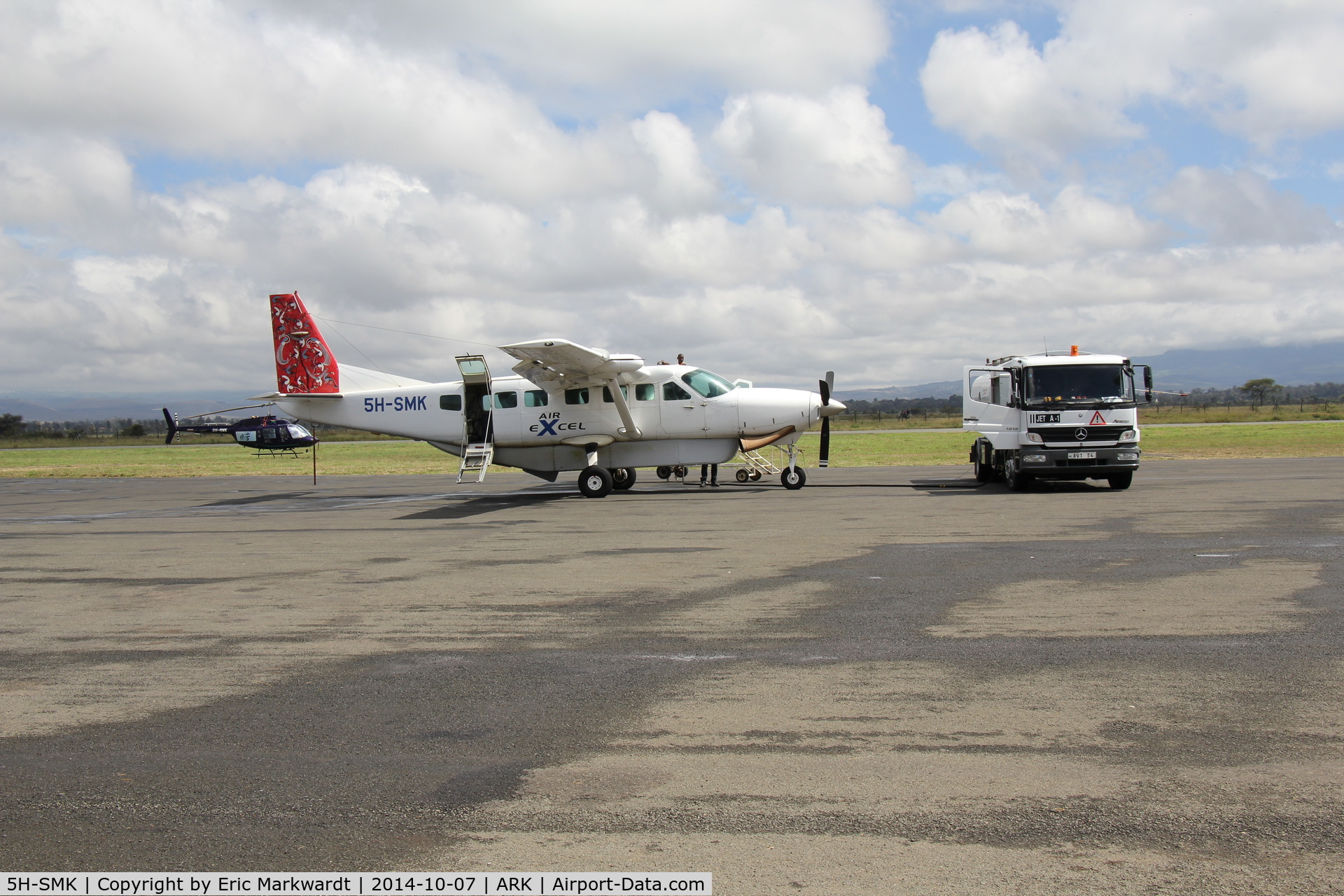 5H-SMK, 1998 Cessna 208B Grand Caravan C/N 208B0654, Loading passengers for a Thomson Safaris flight to Wasso, Tanzania