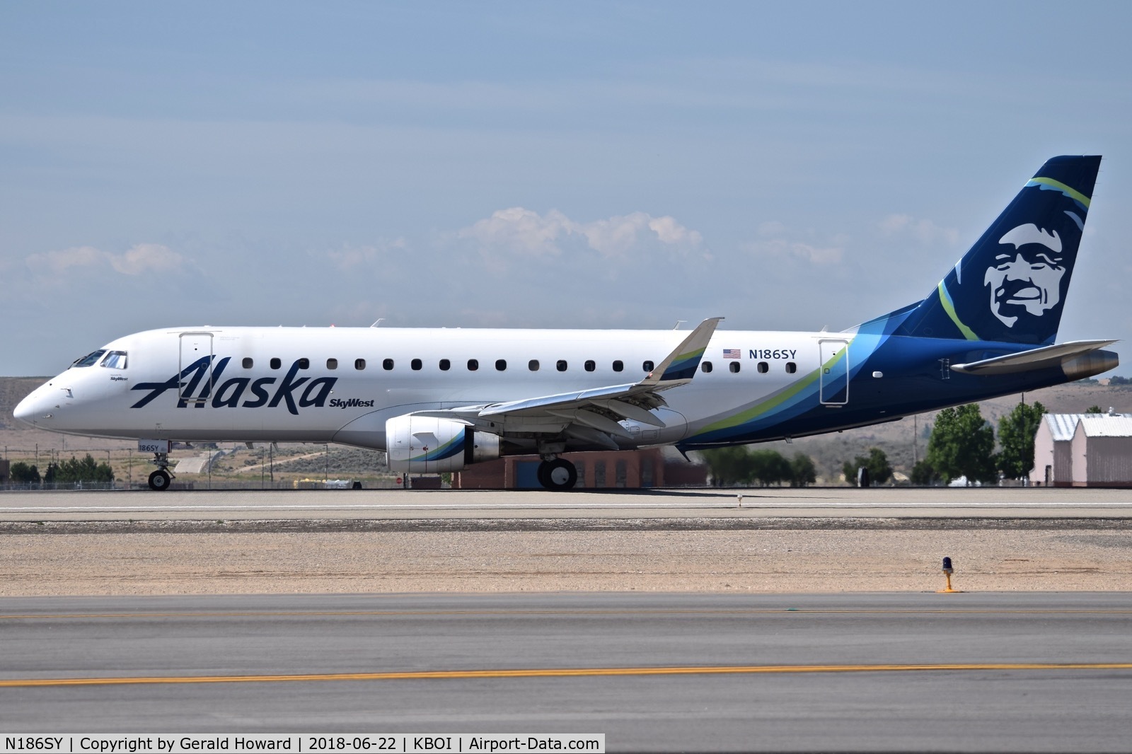 N186SY, 2016 Embraer 175LR (ERJ-170-200LR) C/N 17000606, Take off run on RWY 10L.