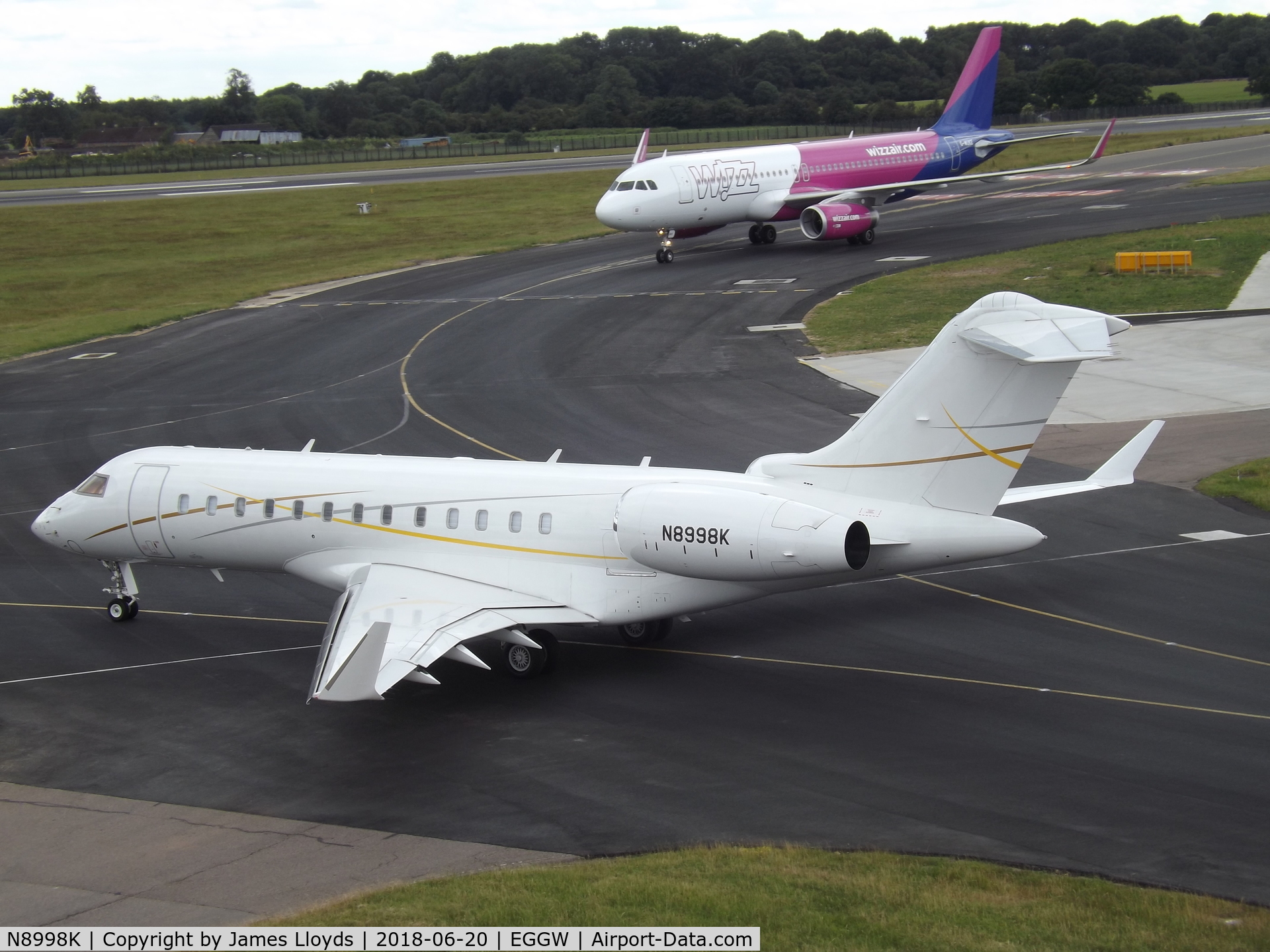 N8998K, 2013 Bombardier BD-700-1A10 Global 6000 C/N 9541, Taxing out for dep at Luton Airport
