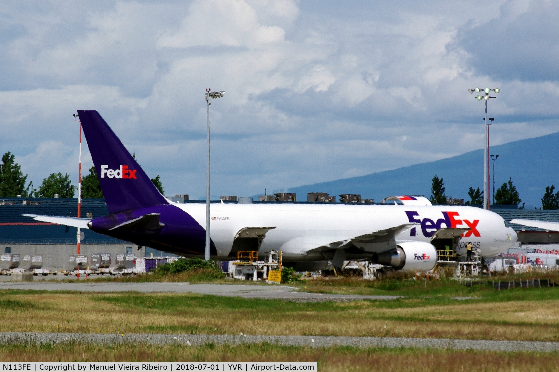 N113FE, 2014 Boeing 767-3S2F C/N 42711, Cargo loading at YVR