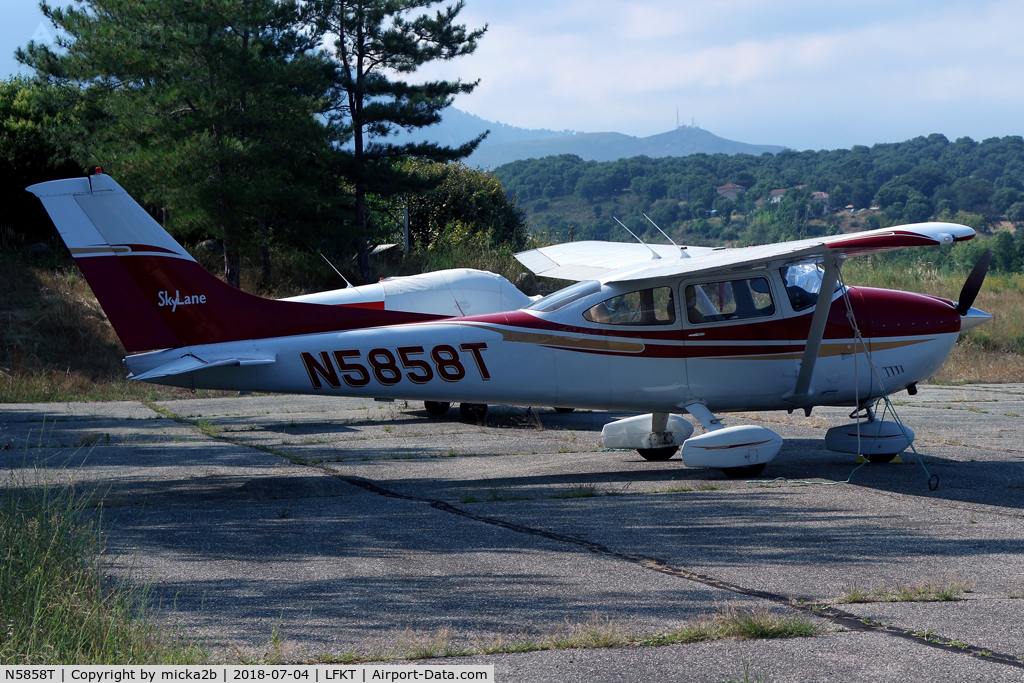 N5858T, 1978 Cessna 182Q Skylane C/N 18266683, Parked
