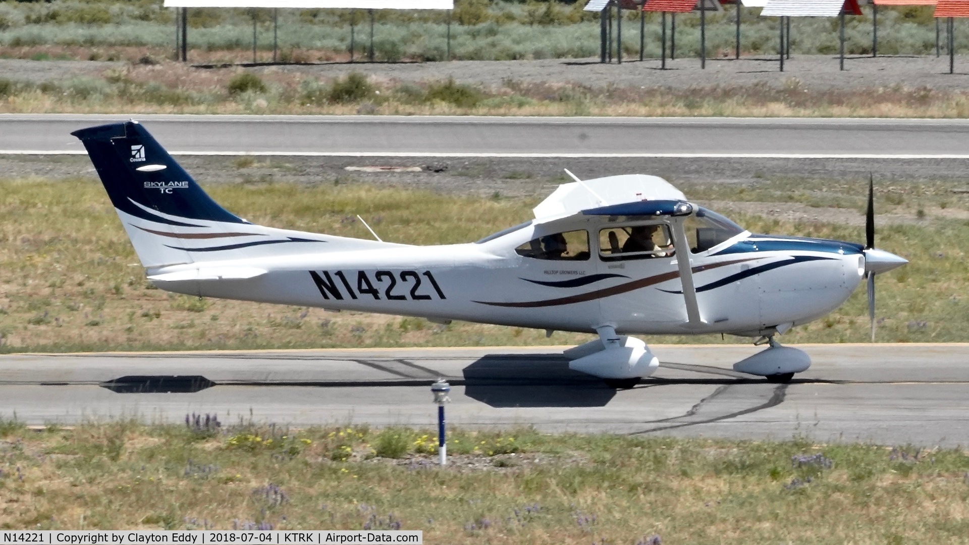 N14221, 2008 Cessna T182T Turbo Skylane C/N T18208820, Truckee Airport California 2018.