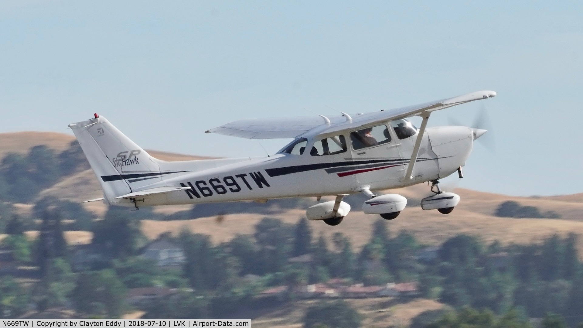 N669TW, 2002 Cessna 172S C/N 172S9066, Livermore Airport California 2018.