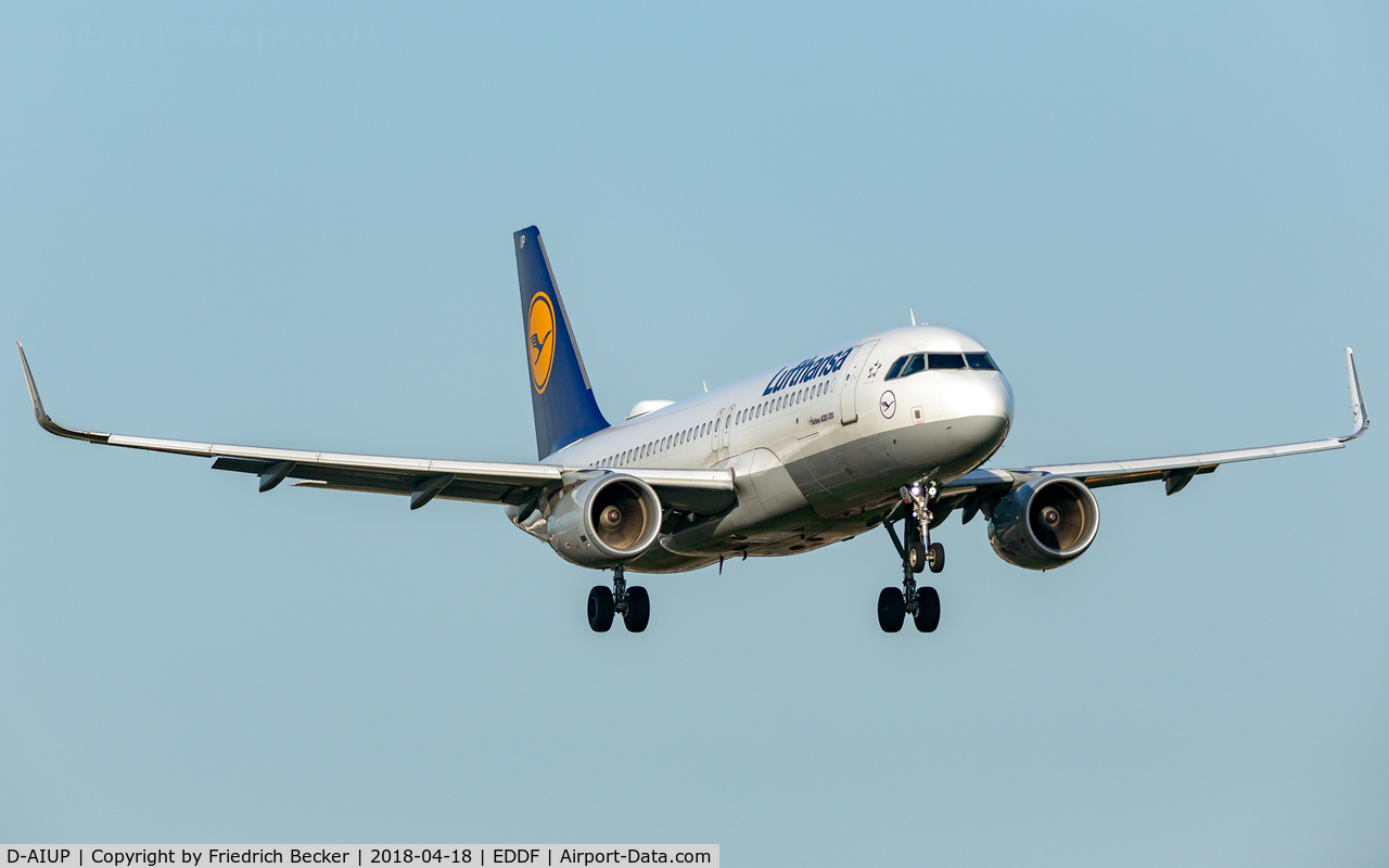 D-AIUP, 2015 Airbus A320-214 C/N 6807, on final RW07L