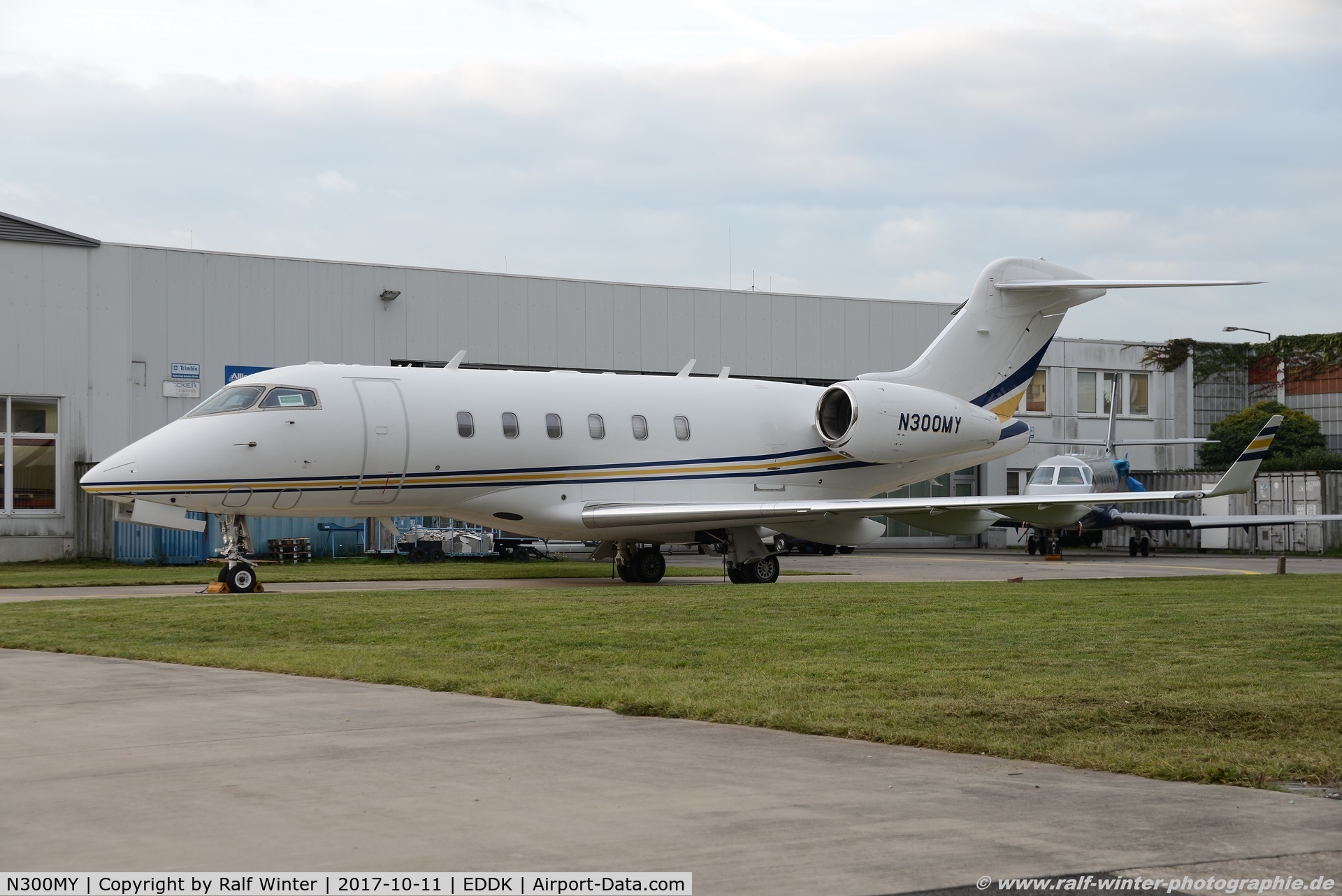 N300MY, 2005 Bombardier Challenger 300 (BD-100-1A10) C/N 20062, Bombardier BD-100-1A10 Challenger 300 - Wells Fargo Bank - 20062 - N300MY - 11.10.2017 - CGN