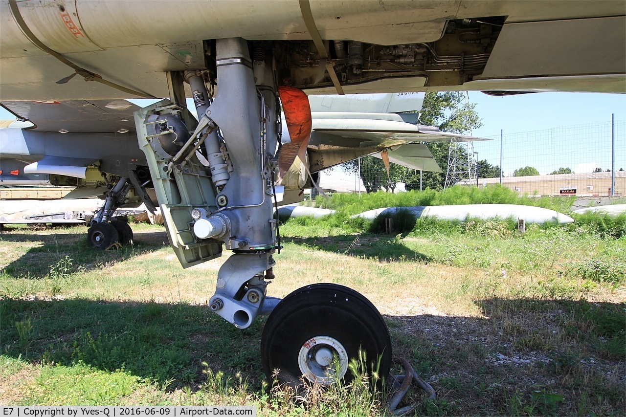 E7, Sepecat Jaguar E C/N E7, Sepecat Jaguar E, Front landing gear close up view, les amis de la 5ème escadre Museum, Orange