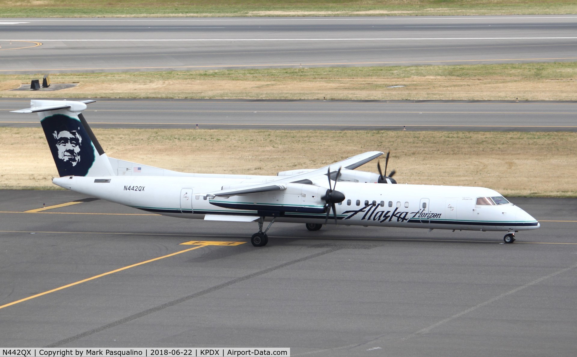 N442QX, 2010 Bombardier DHC-8-402 Dash 8 C/N 4352, DHC-8-402