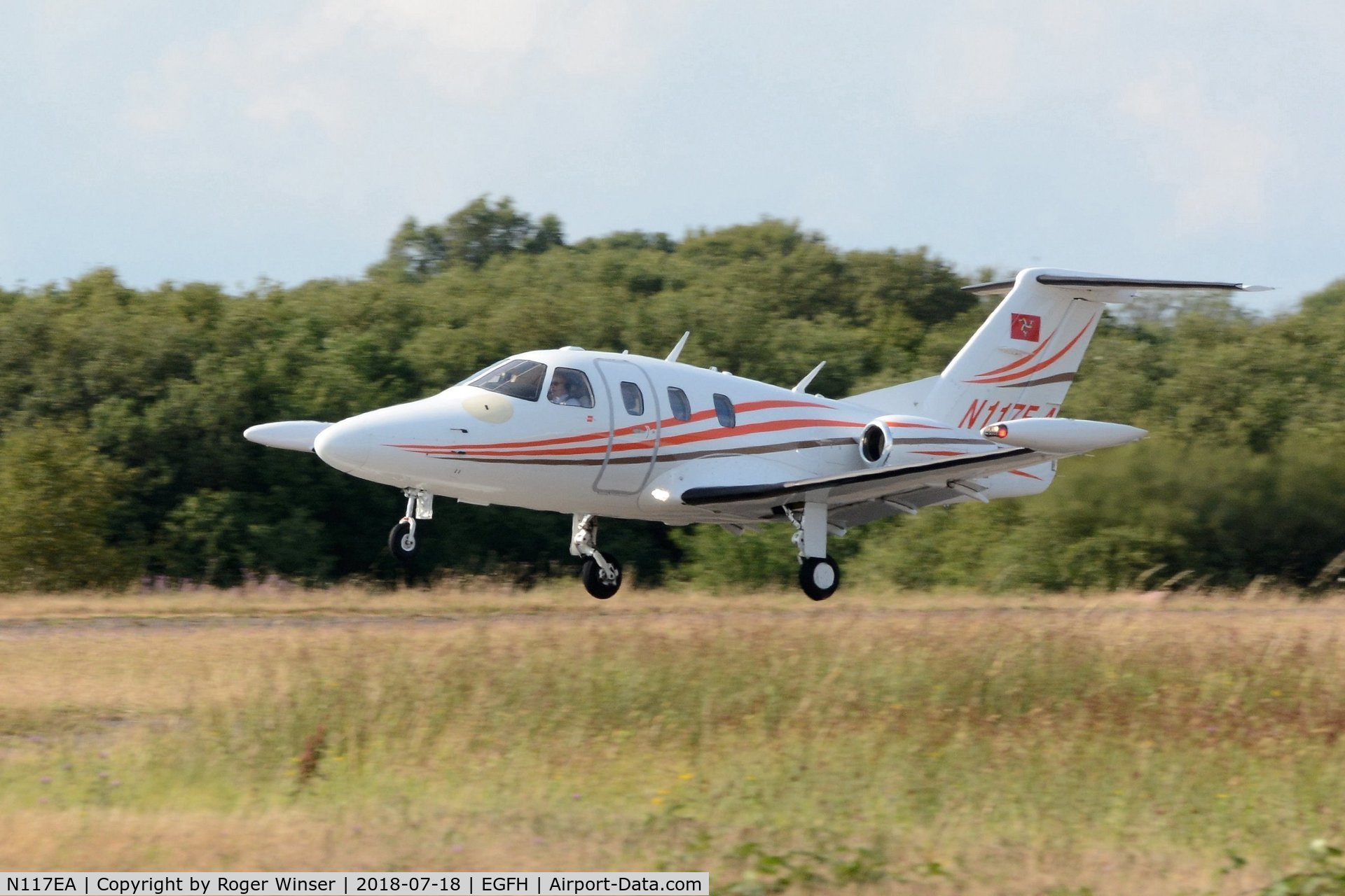 N117EA, 2007 Eclipse Aviation Corp EA500 C/N 000104, Visiting corporate jet departing Runway 22.