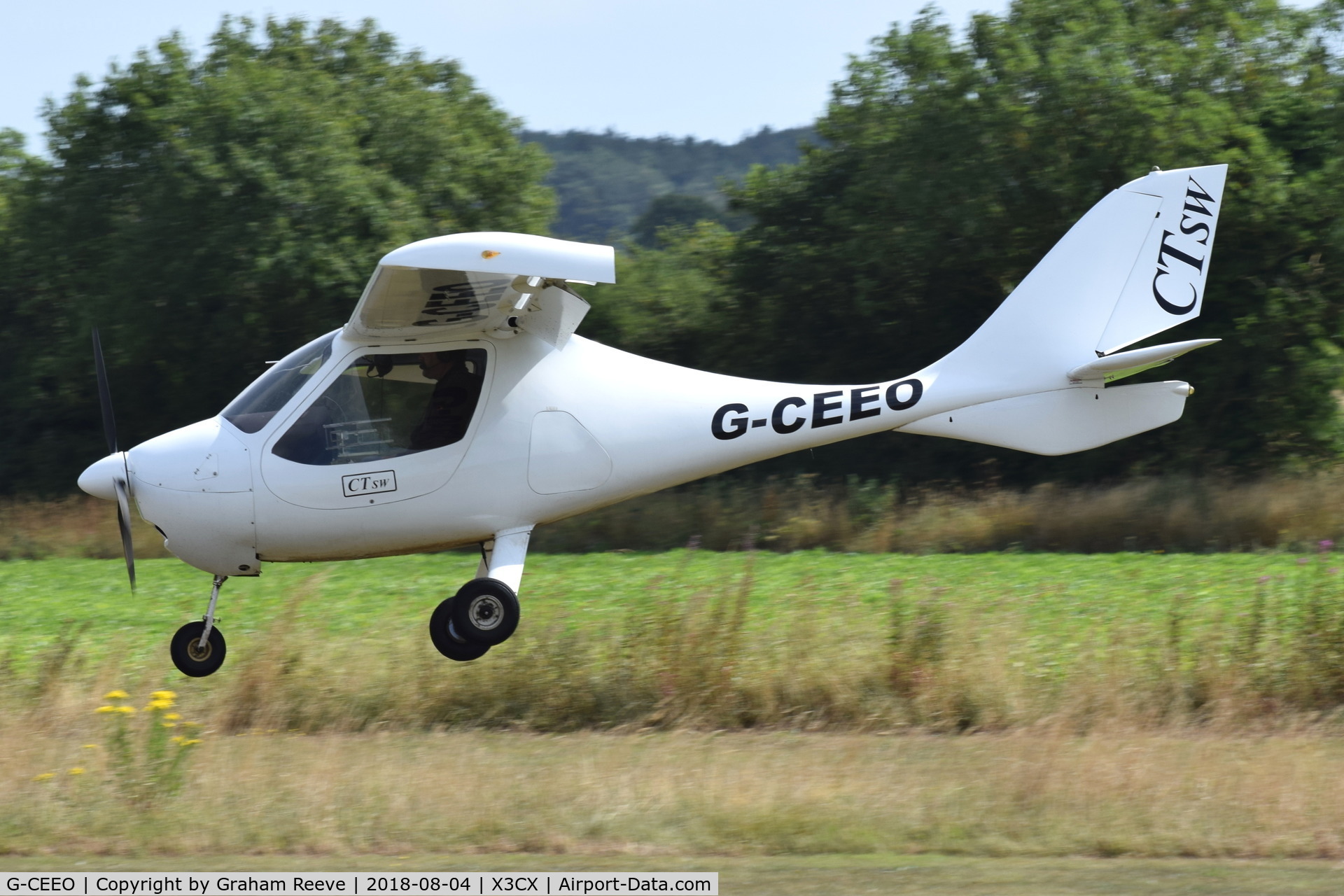 G-CEEO, 2006 Flight Design CTSW C/N 8225, Landing at Northrepps.