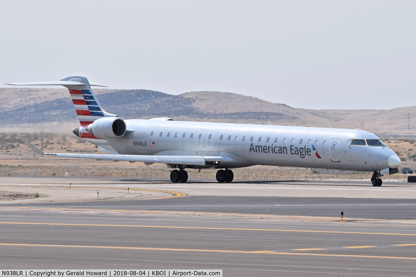N938LR, 2005 Bombardier CRJ-900ER (CL-600-2D24) C/N 15038, Turning off RWY 28R.
