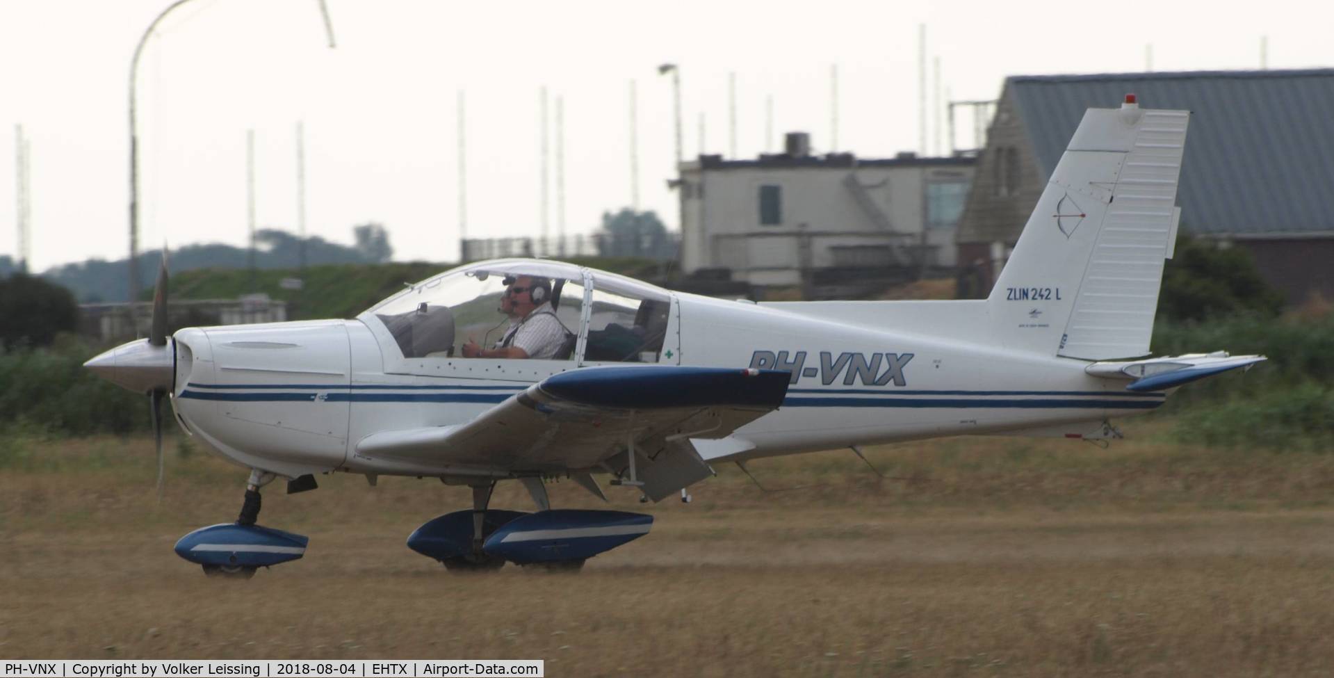 PH-VNX, 1997 Zlin Z-242L C/N 0729, landing