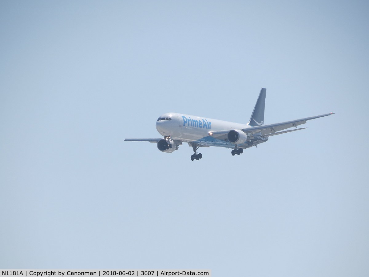 N1181A, 1993 Boeing 767-3Y0/ER C/N 26206, Landing