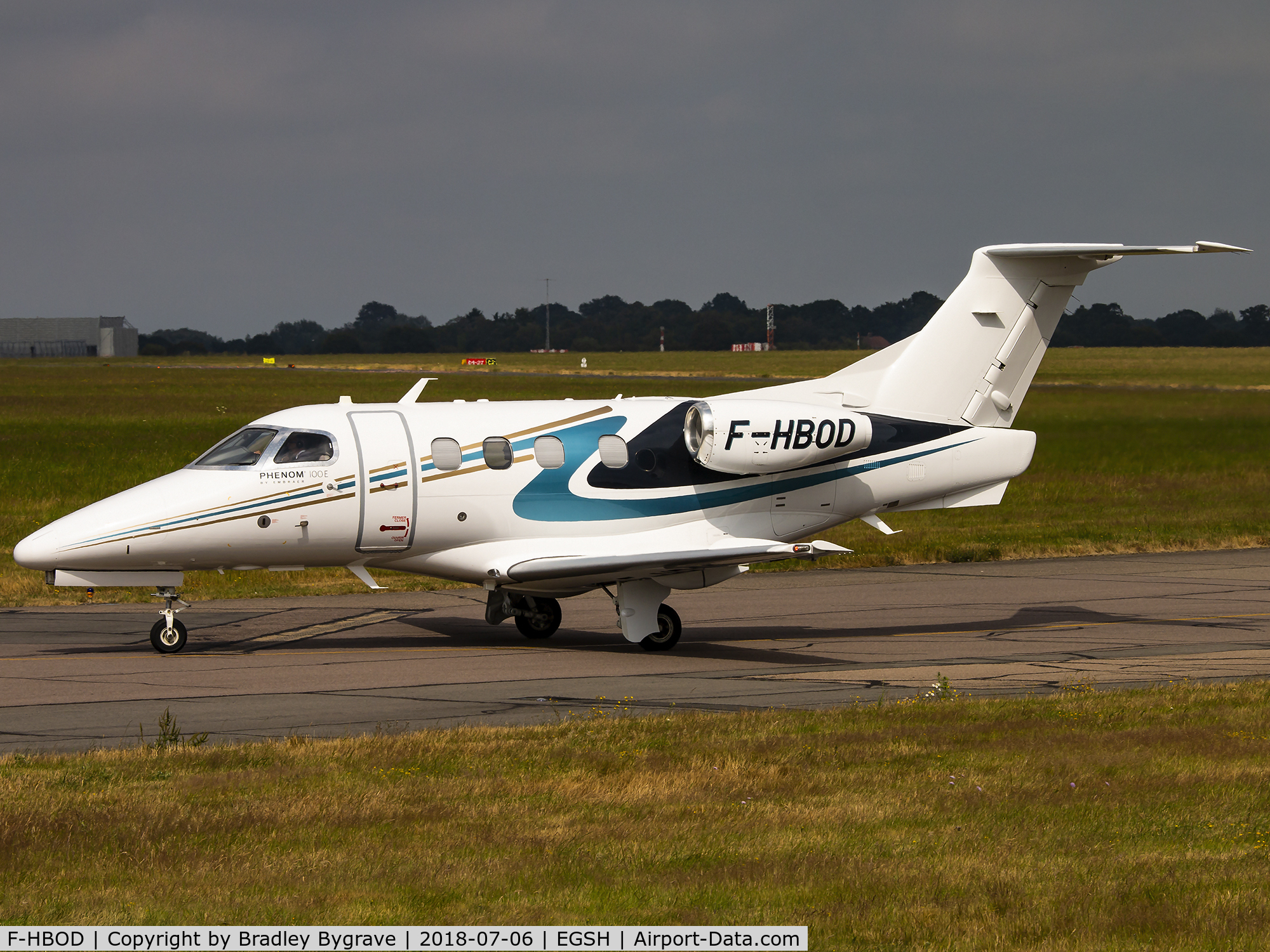 F-HBOD, 2017 Embraer EMB-500 Phenom 100 C/N 50000366, Taxiing