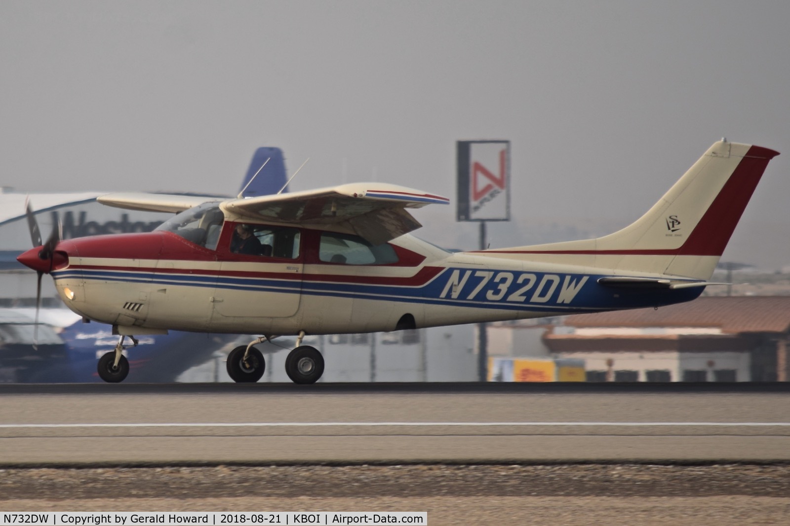 N732DW, 1976 Cessna T210L Turbo Centurion C/N 21061443, Landing RWY 10L.