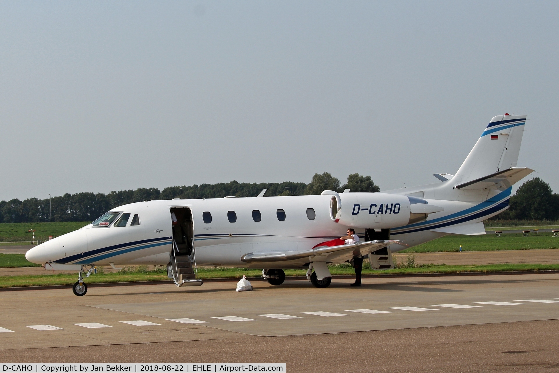D-CAHO, 2014 Cessna 560 Citation Excel XLS+ C/N 560-6165, Lelystad Airport. Putting on th engine protectors