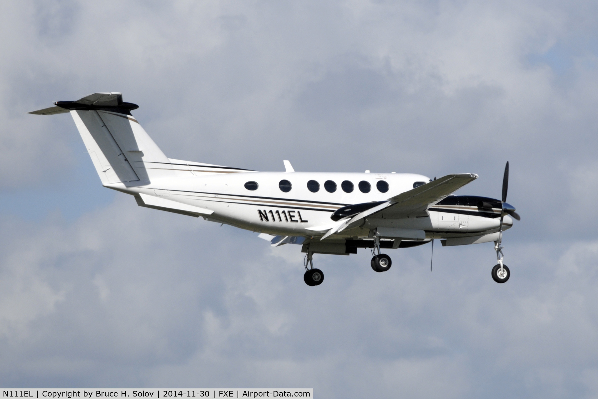 N111EL, Beech King Air C/N 00000, approach to FXE