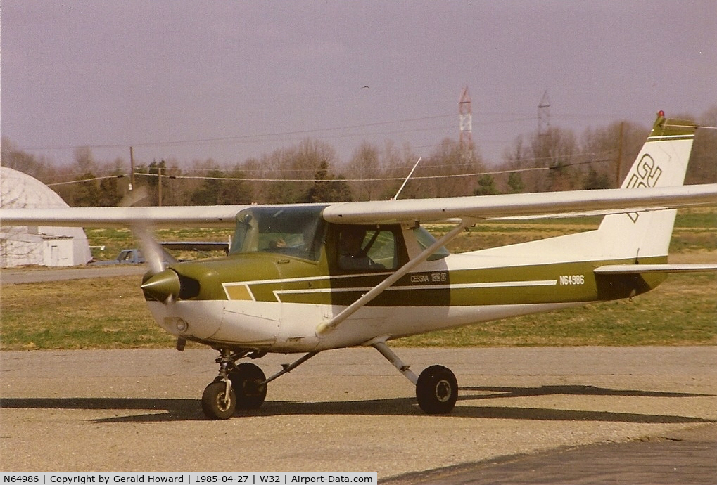 N64986, 1978 Cessna 152 C/N 15281513, Taxiing to runway.