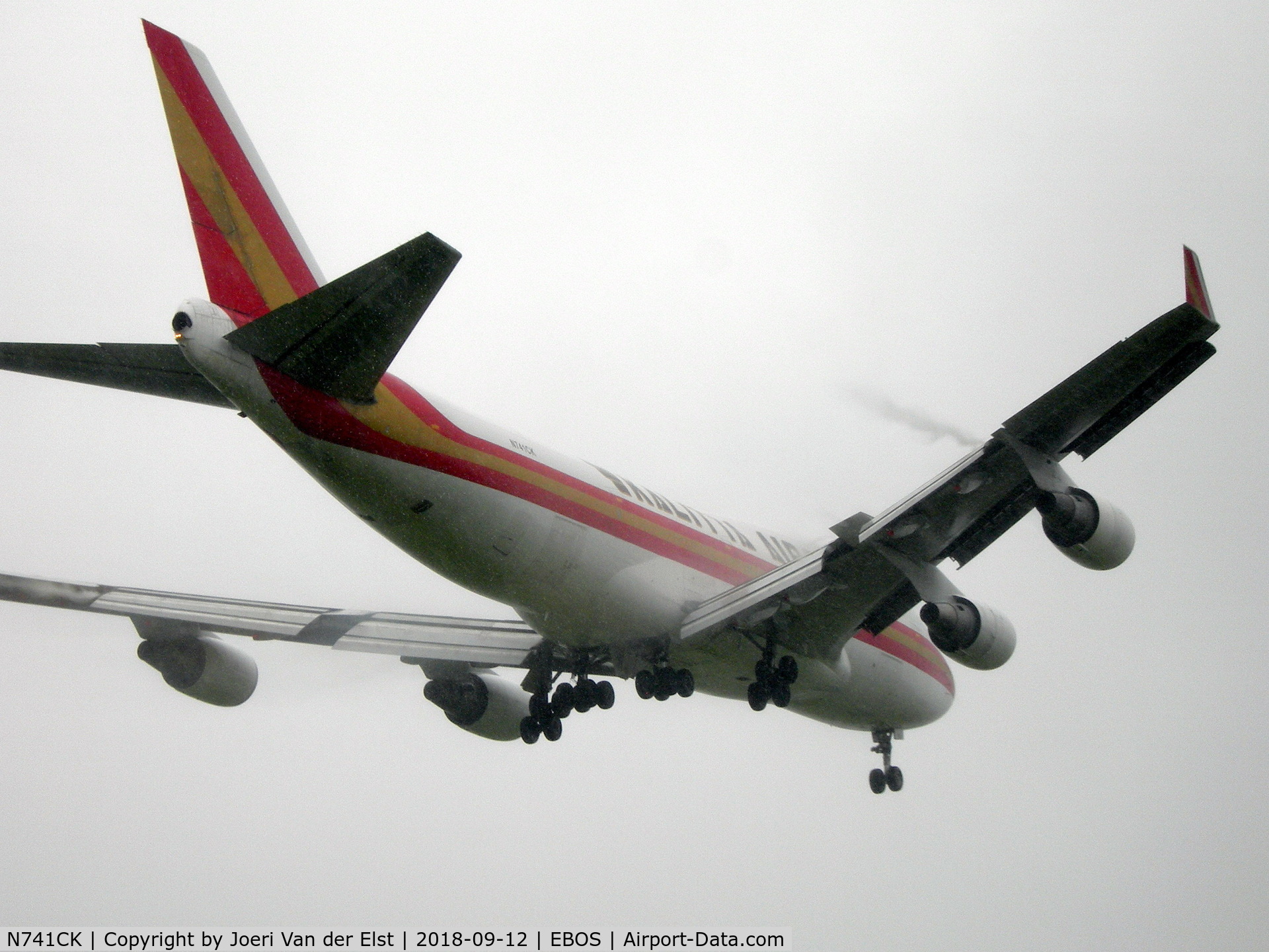N741CK, 1989 Boeing 747-4H6 C/N 24315, Landing in the rain rwy08