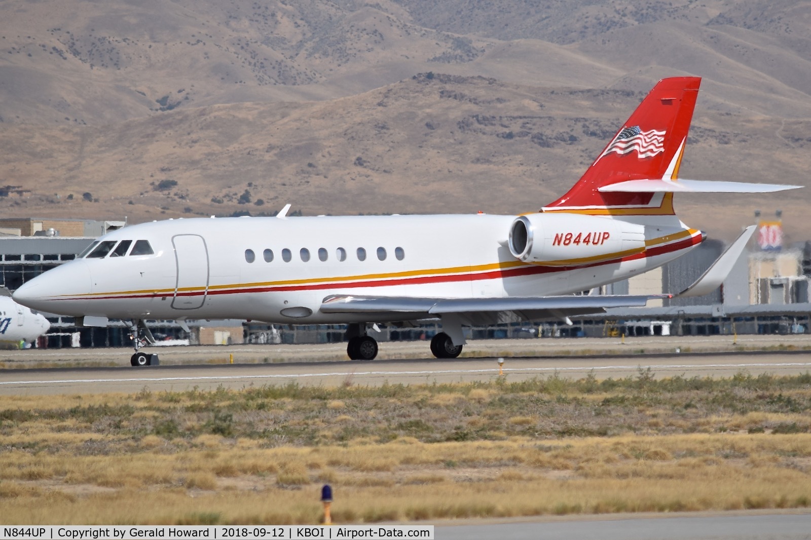 N844UP, 2001 Dassault Falcon 2000 C/N 156, Landing roll out on RWY 28L.