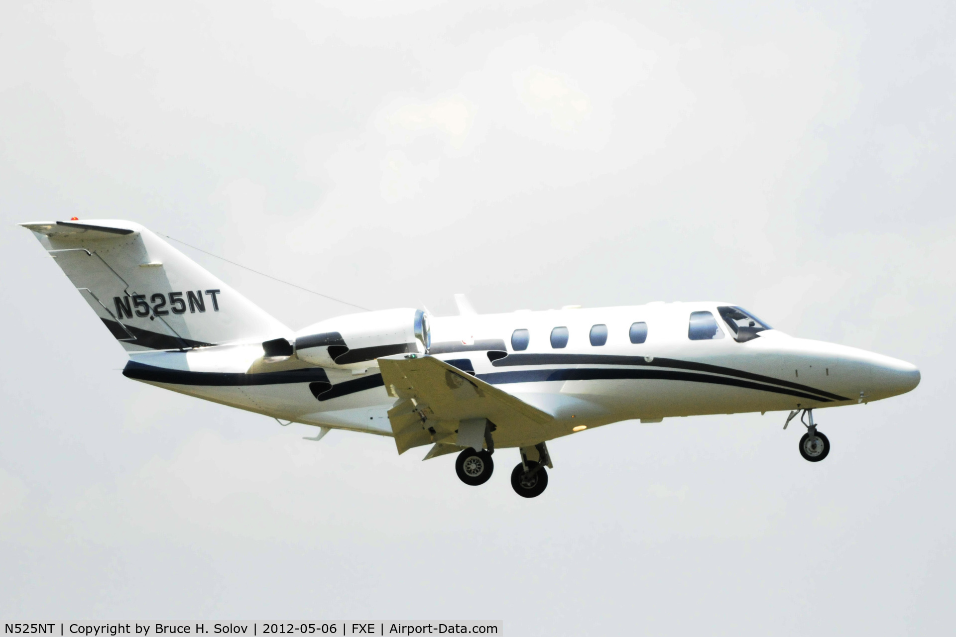 N525NT, 2001 Cessna 525 CitationJet CJ1 C/N 525-0440, on approach to FXE