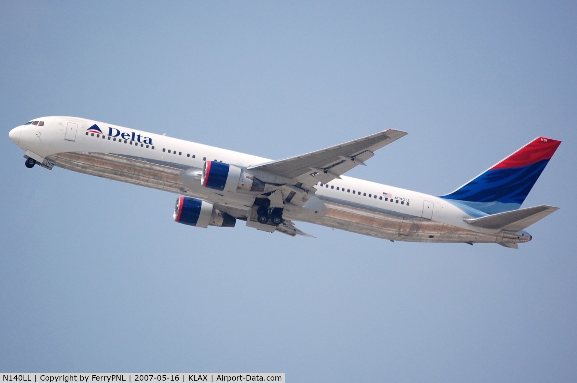 N140LL, 1993 Boeing 767-332 C/N 25988, Delta B763 lifting-off from LAX