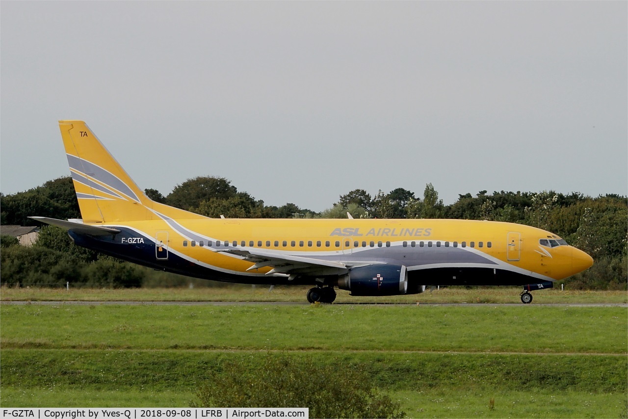 F-GZTA, 1998 Boeing 737-33V(QC) C/N 29333/3084, Boeing 737-33VQC, Taxiing to holding point rwy 25L, Brest-Bretagne airport (LFRB-BES)