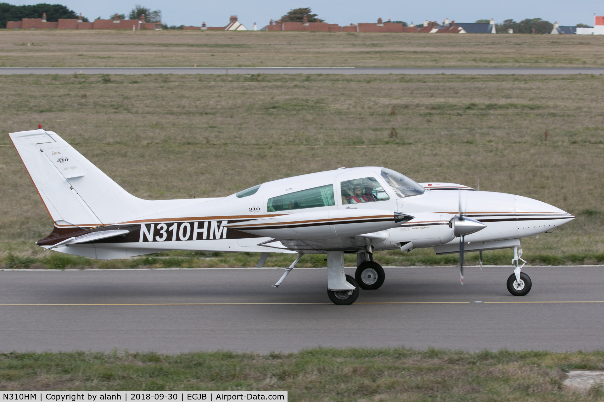 N310HM, 1978 Cessna T310R C/N 310R1282, Taxiing in at Guernsey