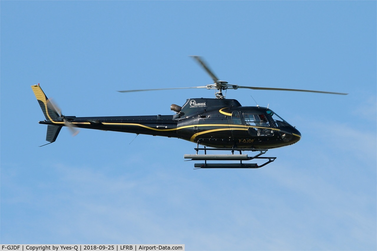 F-GJDF, Eurocopter AS-350B-2 Ecureuil Ecureuil C/N 2642, Eurocopter AS-350B-2 Ecureuil, Landing rwy 07R, Brest-Bretagne airport (LFRB-BES)
