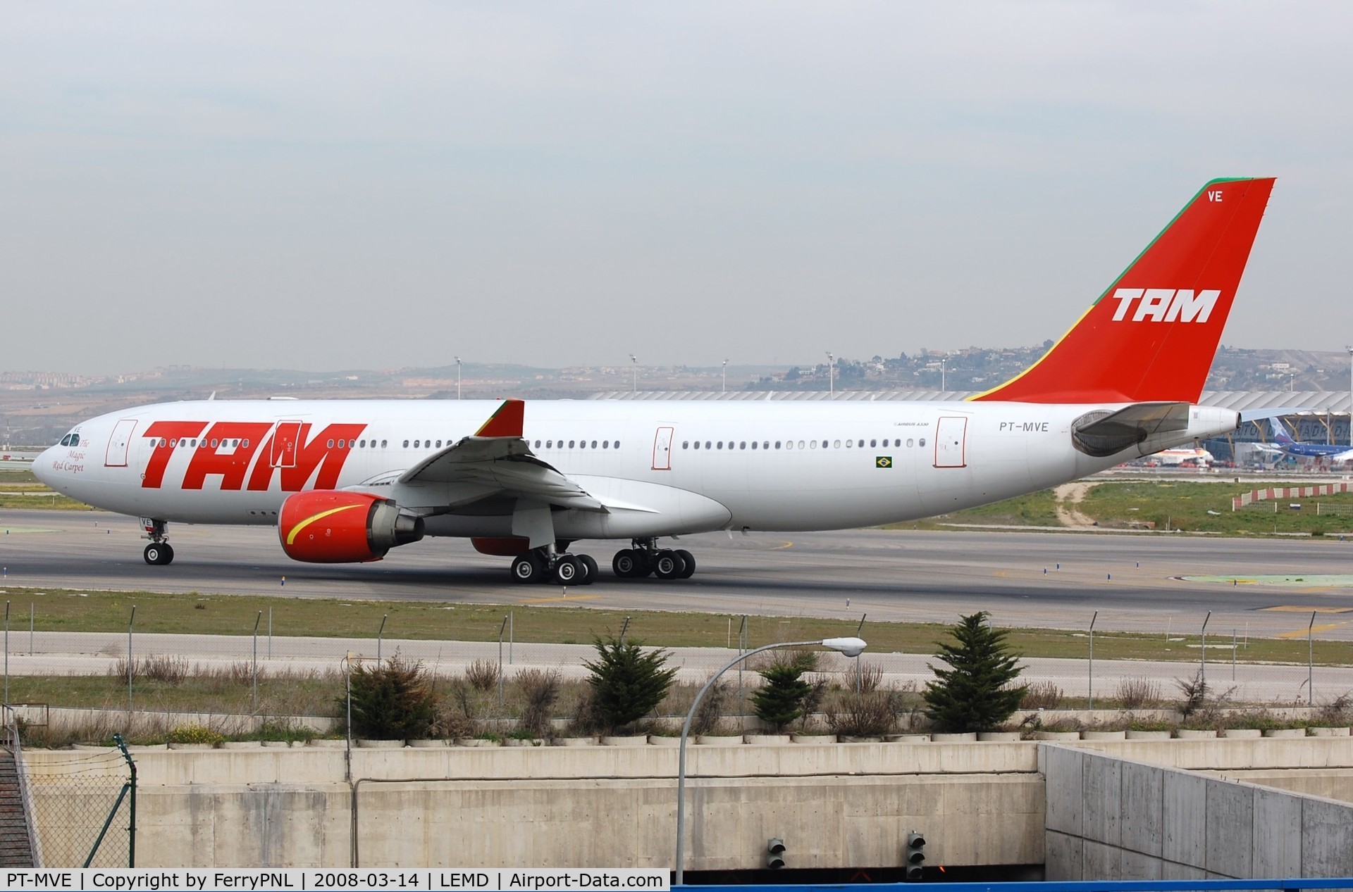 PT-MVE, 2000 Airbus A330-223 C/N 361, TAM A332 taxying for departure to GRU