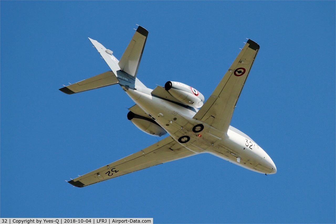 32, 1974 Dassault Falcon 10MER C/N 32, Dassault Falcon 10 MER, Take off rwy 08, Landivisiau naval air base (LFRJ)