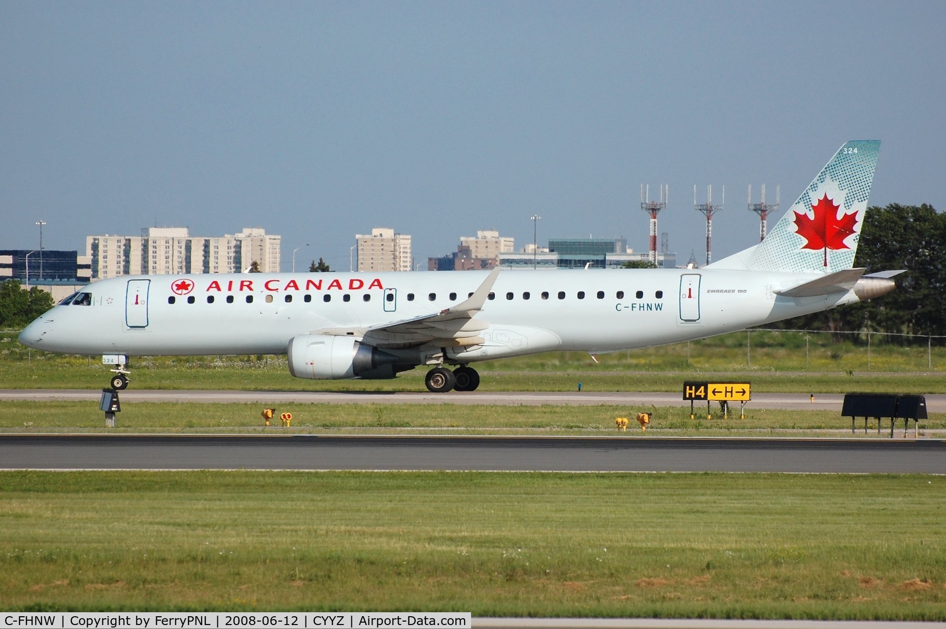 C-FHNW, 2007 Embraer 190AR (ERJ-190-100IGW) C/N 19000077, Air Canada ERJ190 taxying to the terminal