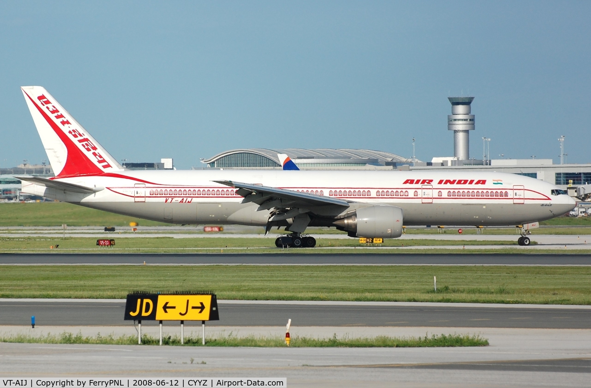 VT-AIJ, 1997 Boeing 777-222/ER C/N 26943, Arrival of Air India B772 in classic livery.