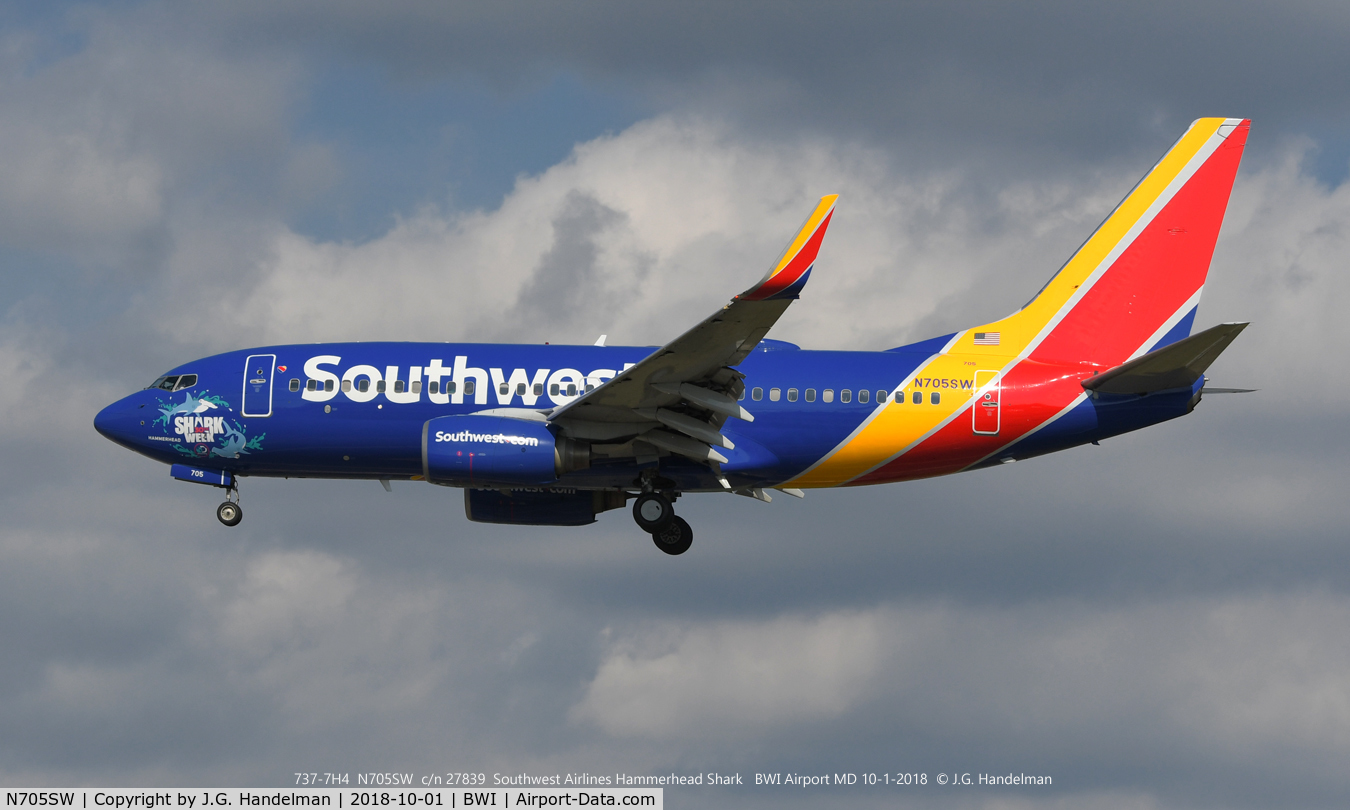 N705SW, 1998 Boeing 737-7H4 C/N 27839, Hammerhead to 33L.