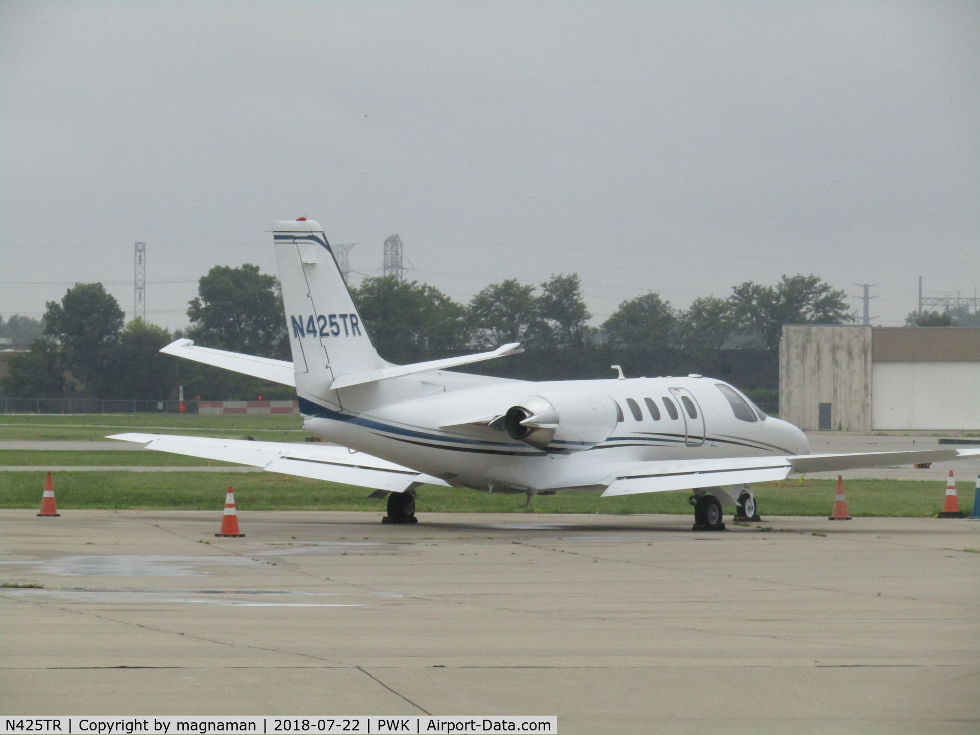 N425TR, 1990 Cessna 550 Citation II C/N 550-0626, on damp chicago apron