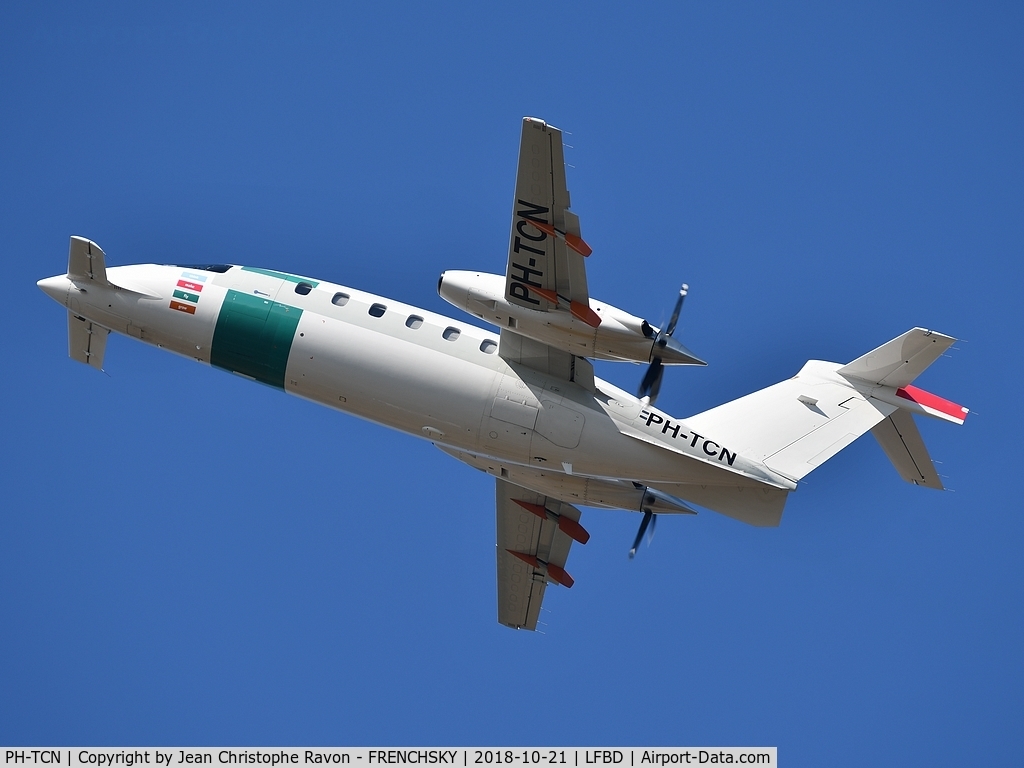 PH-TCN, 2004 Piaggio P-180 Avanti C/N 1089, Avanti take off runway 23