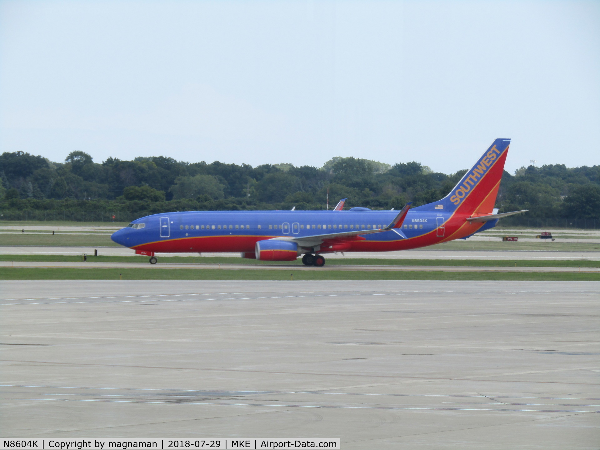 N8604K, 2012 Boeing 737-8H4 C/N 39883, arriving at MKE
