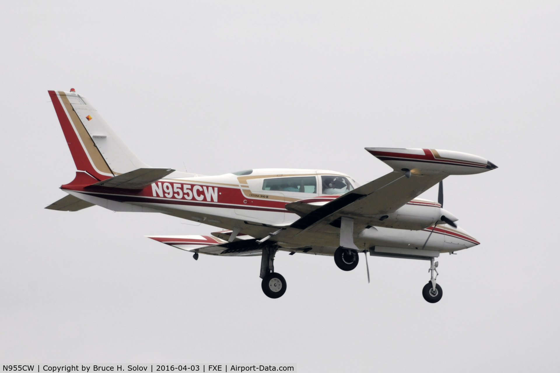 N955CW, 1974 Cessna 310R C/N 310R0084, on approach to FXE