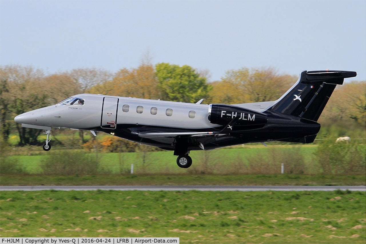 F-HJLM, 2015 Embraer EMB-505 Phenom 300 C/N 50500304, Embraer EMB 505 Phenom 300, Landing rwy 25L, Brest-Bretagne airport (LFRB-BES)