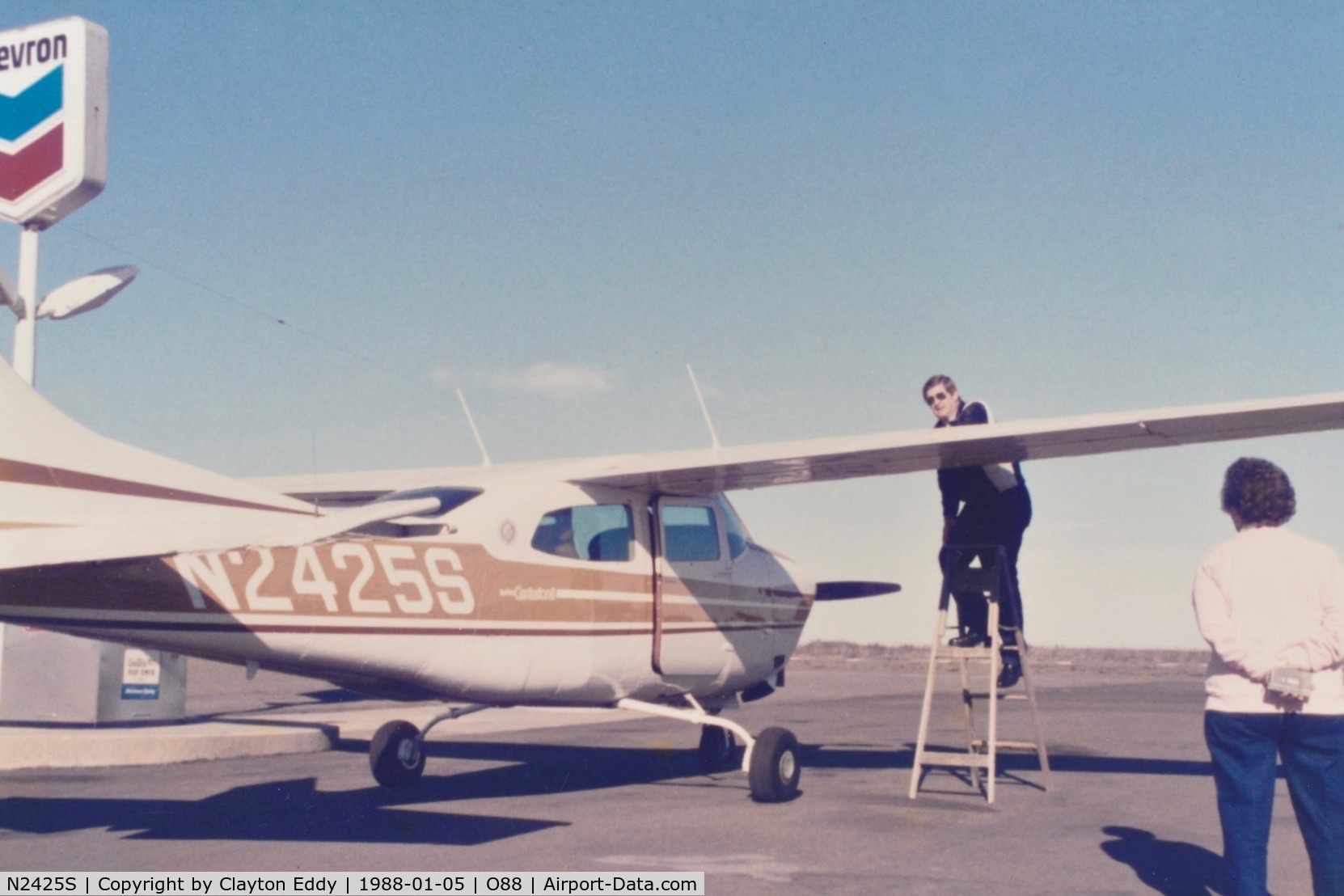 N2425S, 1976 Cessna T210L Turbo Centurion C/N 21061276, Old Rio Vista Airport California 1-88.