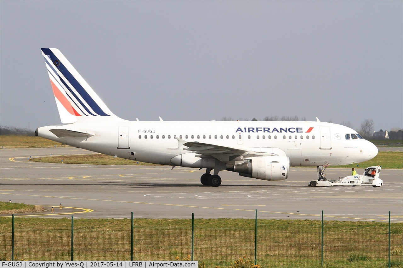 F-GUGJ, 2005 Airbus A318-111 C/N 2582, Airbus A318-111, Push back, Brest-Bretagne Airport (LFRB-BES)
