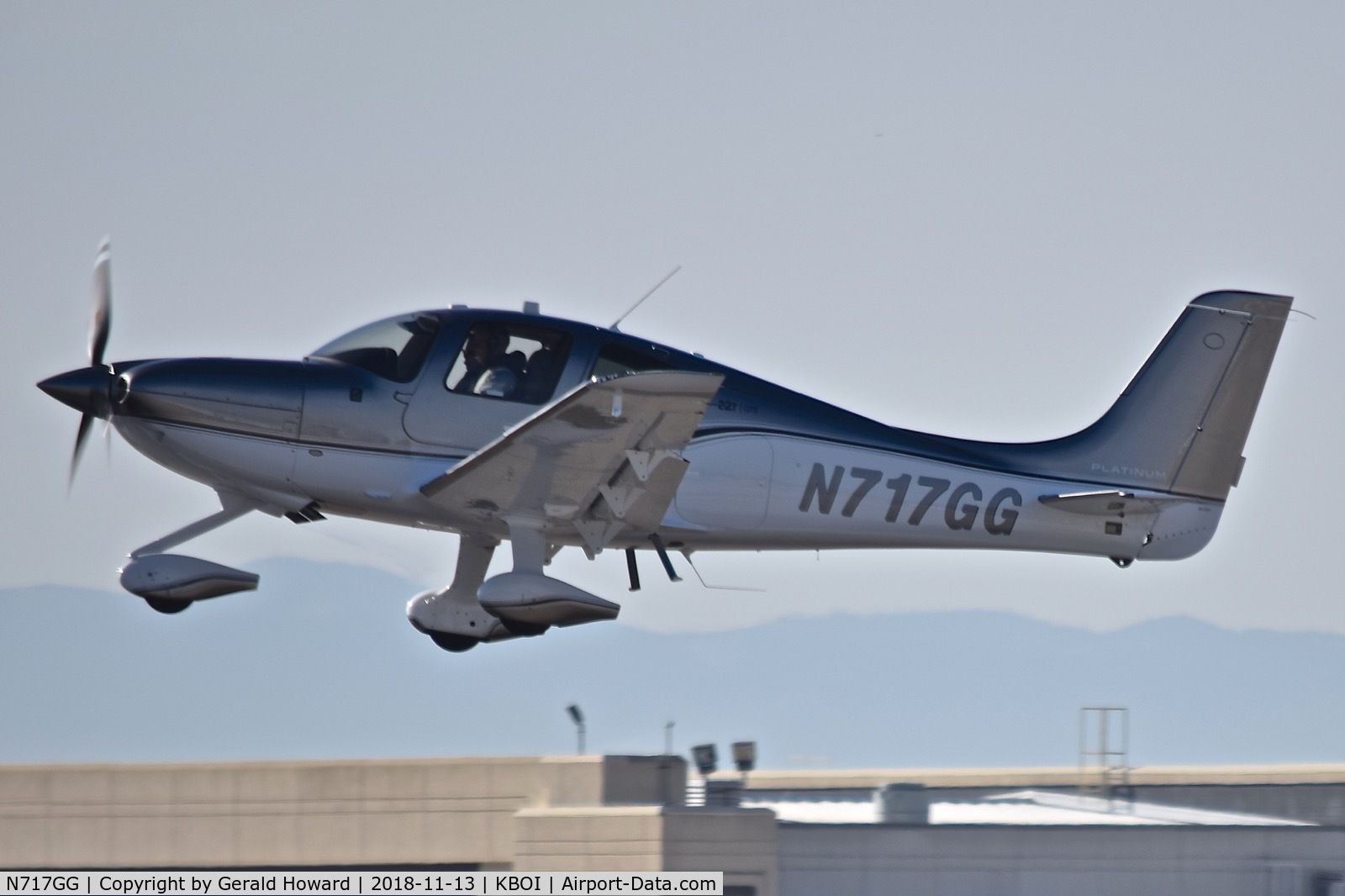 N717GG, Cirrus SR22T C/N 1817, Take off from RWY 10L.