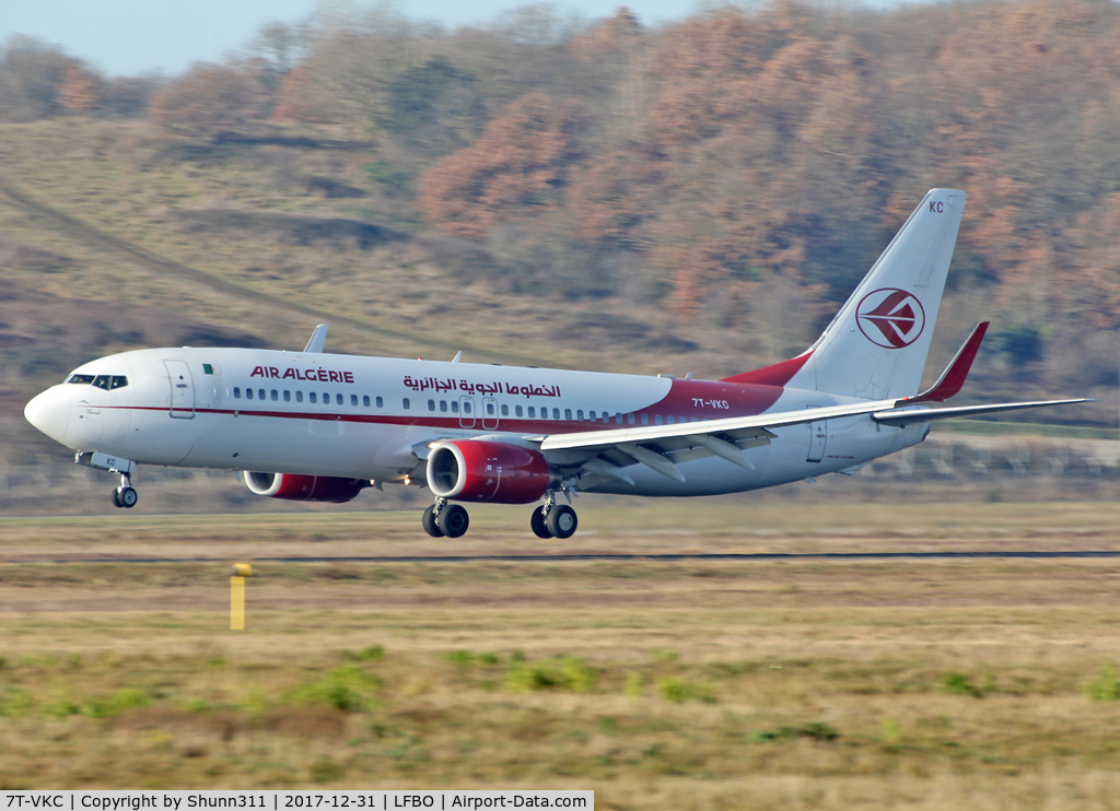 7T-VKC, 2005 Boeing 737-8D6 C/N 34166, Landing rwy 14R in modified new livery