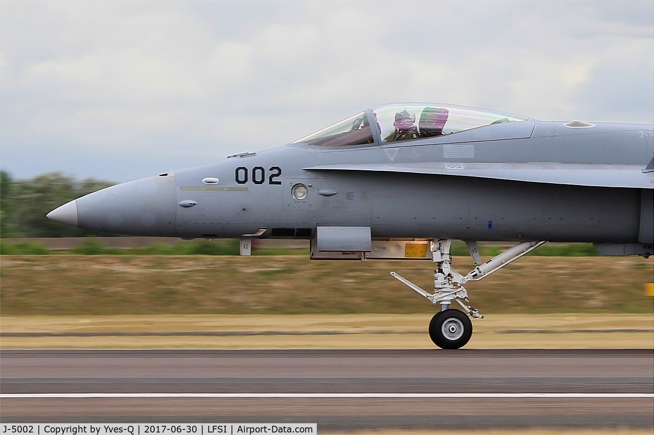 J-5002, McDonnell Douglas F/A-18C Hornet C/N 1315/SFC002, Swiss Air Force McDonnell Douglas FA-18C Hornet, Landing rwy 29, St Dizier-Robinson Air Base 113 (LFSI) Open day 2017