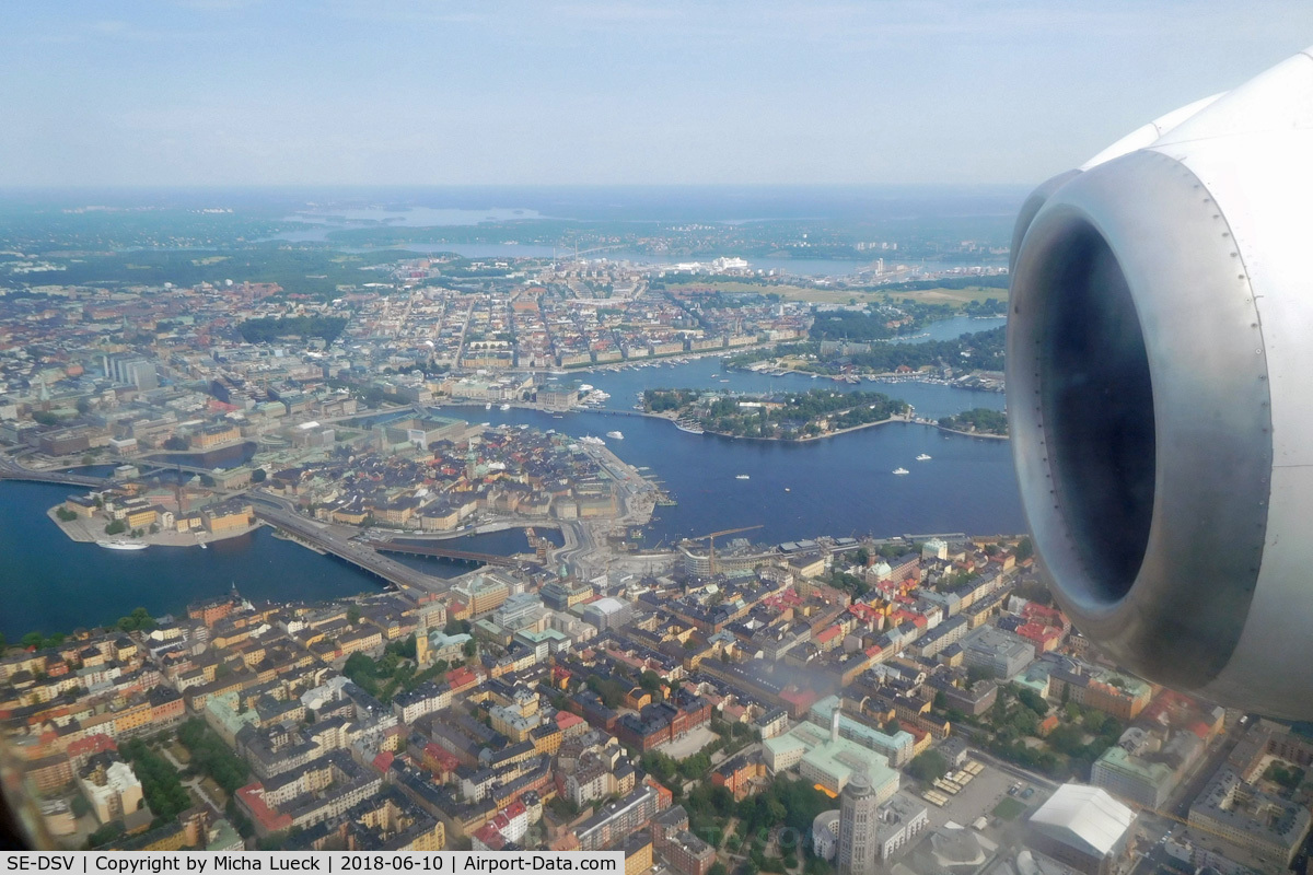 SE-DSV, 1994 British Aerospace Avro 146-RJ100A C/N E3250, Beautiful view on the Gamla Stan (old town) of Stockholm, on approach to Bromma (GOT-BMA)