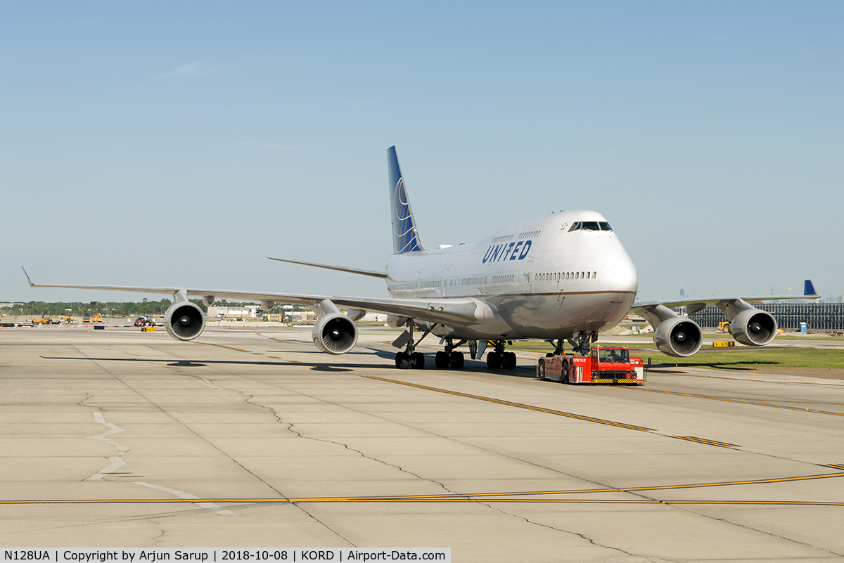 N128UA, 2000 Boeing 747-422 C/N 30023, Under tow at O'Hare.