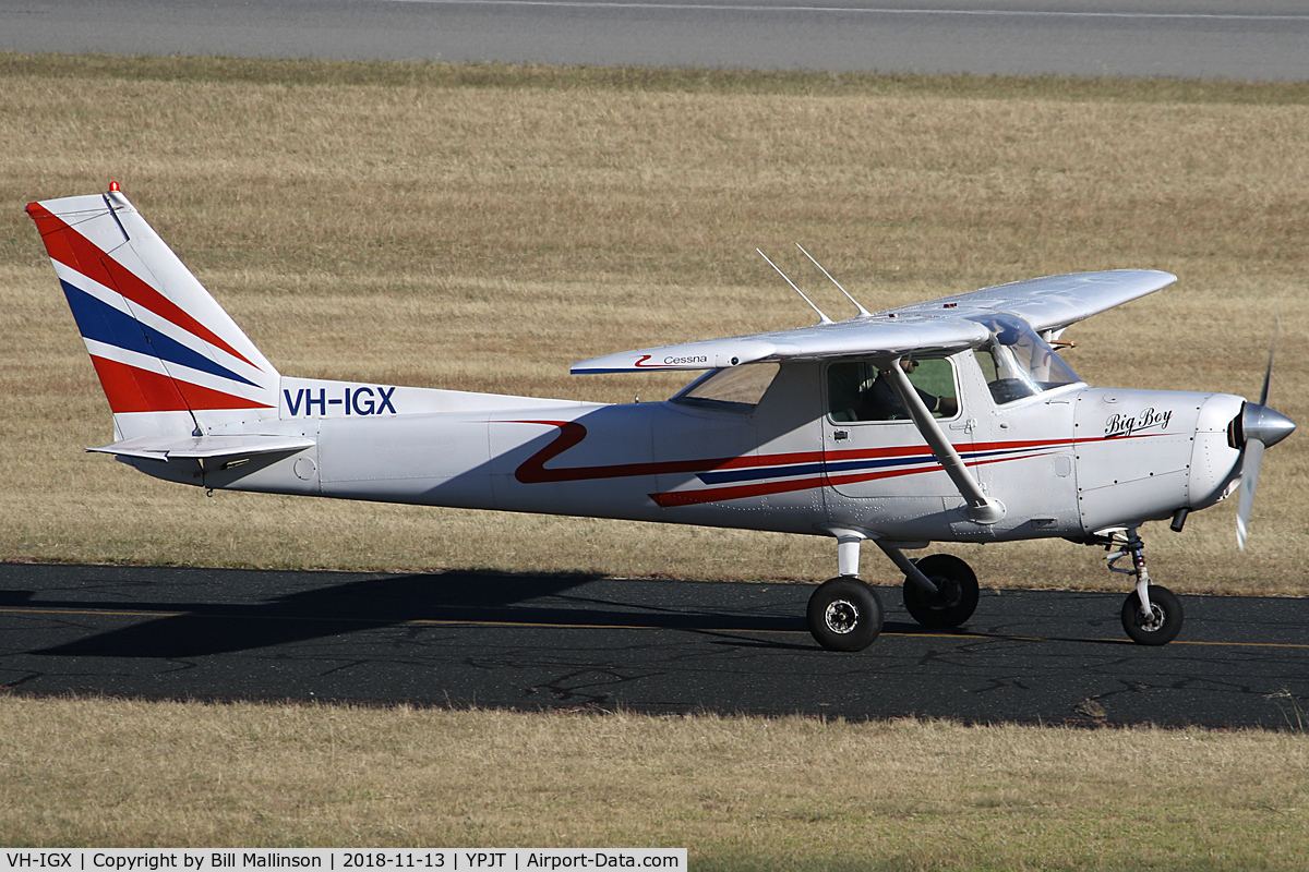 VH-IGX, 1979 Cessna 152 C/N 15283287, TAXIING