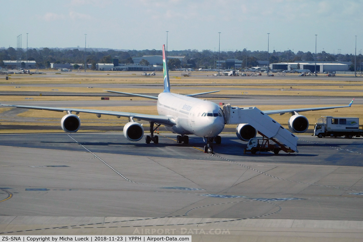ZS-SNA, 2002 Airbus A340-642 C/N 410, At Perth