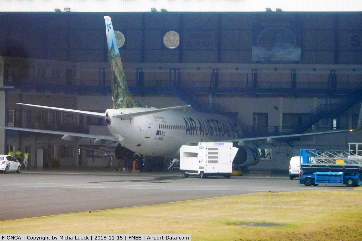 F-ONGA, 2010 Boeing 737-89M C/N 40910, At Roland Garros